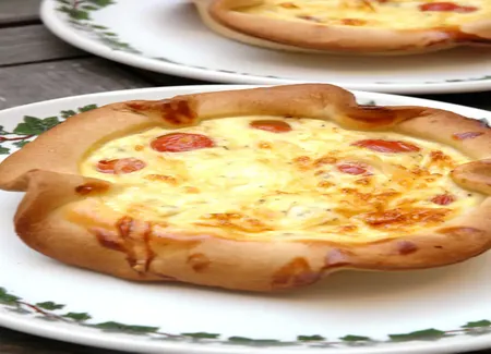Tarte aux tomates cerises sur lit de pesto