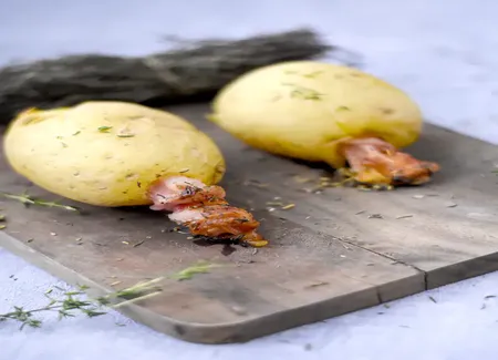 Pommes de terre rôties et garnies au bacon et au comté