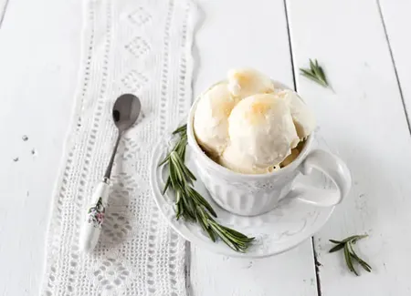 Crème glacée au romarin