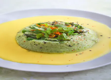 Flans d'asperges vertes nappés de sauce à l'orange