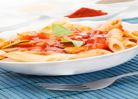 Pennes au poulet sauce tomate et poivrons