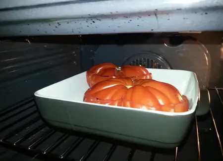Tomate surprise à la courgette et aux oignons