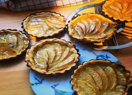 Tartelettes aux pommes sur compote de fruits