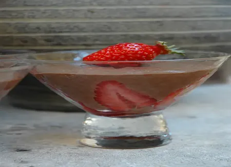 Mousse au chocolat sur lit de fraises