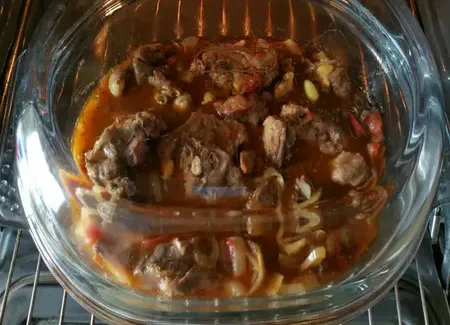 Collier d'agneau au four sur lit de légumes et ses raisins