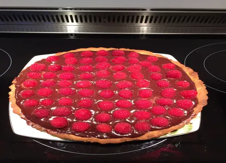 Tarte aux framboise sur lit de chocolat blanc