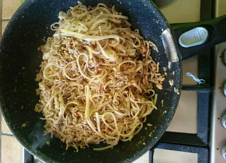 Sauté de nouilles au porc et aux cacahuètes