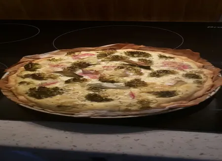 Quiche aux brocolis, chèvre et roquefort