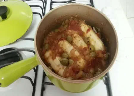 Quenelles à la sauce tomate et olives