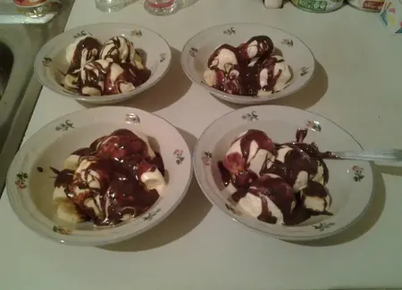 Banane au chocolat chaud et glace vanille