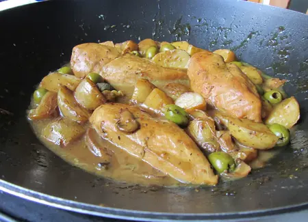 Poulet au vin blanc et aux olives