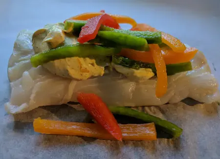 Papillotes de colin au curry et aux trois poivrons