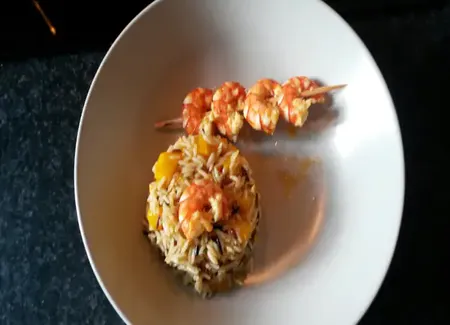 Brochettes de gambas marinées et riz à la mangue