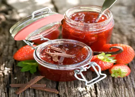 Confiture aux fraises et aux reines claudes