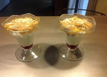 Dessert aux pommes et fromage blanc (en coupe)