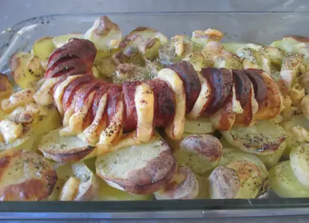 Gratin de pommes de terre et saucisson à l'ail
