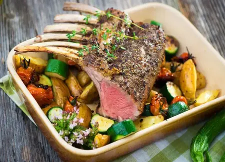 Carré d'agneau sauce porto et ses pommes au lard