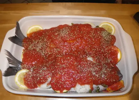 Dorade au four facile (à la tomate et aux câpres)