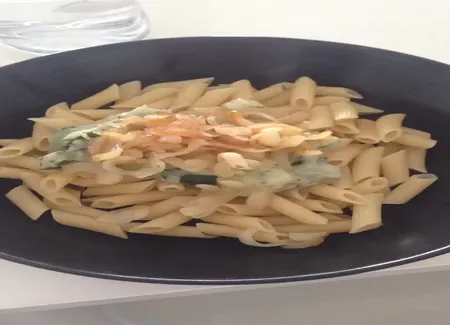 Penne à la crème de courgettes et aux oignons caramélisés
