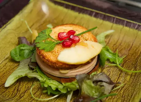 Mille-feuille de foie gras aux pommes et grenades