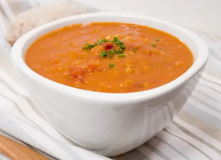 Soupe aux tomates, aux pommes et au curry