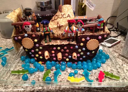 Gâteau-bateau d'anniversaire de pirate