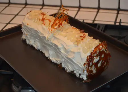 Bûche aux poires caramélisées, crème mascarpone et ricotta à l'amaretto