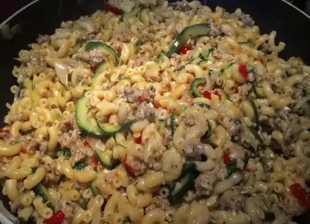Méli mélo de pâtes, courgettes et viande hachée