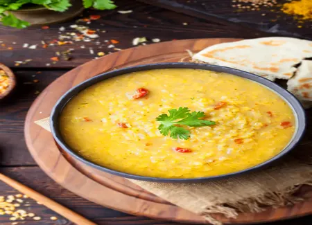 Soupe de lentilles au curry et lait de coco