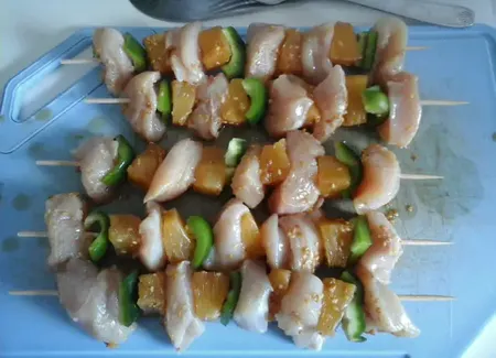 Brochettes de poulet mariné et ananas