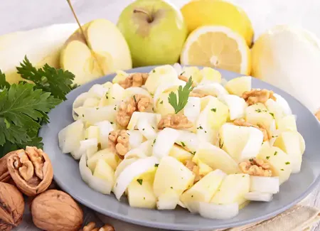 Salade rafraîchissante aux endives, pommes et noix