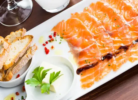 Carpaccio de saumon cru à l'aneth