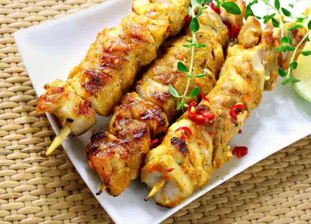 Brochette de poulet marinée au citron et au thym