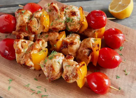 Brochettes boeuf-poulet et légumes