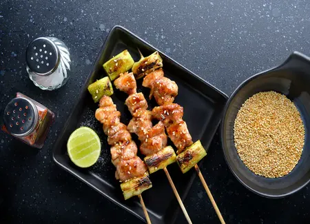 Brochettes de poulet marinées au sésame