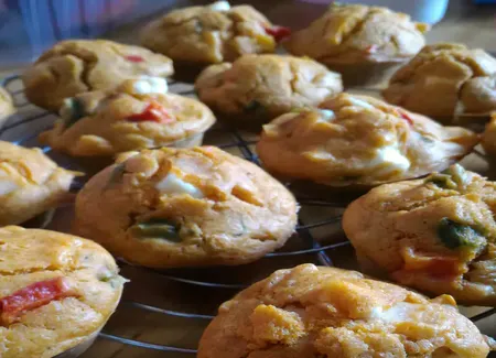 Muffins poivron, tomate séchée, feta et basilic