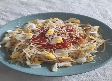 Spaghettis à la tomate, aux œufs et au parmesan