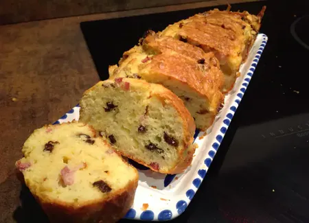 Cake aux lardons fumés, pruneaux et comté