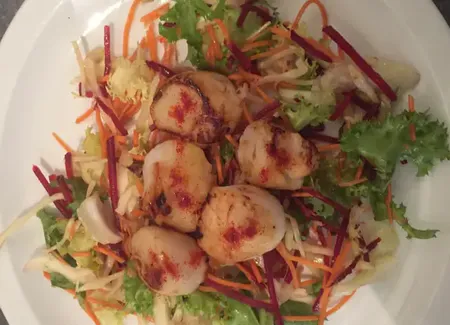 Salade verte aux noix de st-jacques et safran