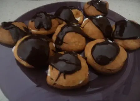 Choux à la chantilly nappés de chocolat chaud