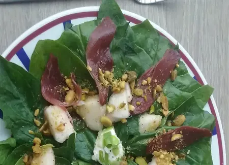 Salade fraîcheur au magret de canard, pousses d'épinard et fraises