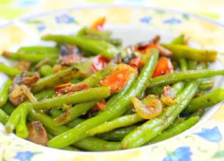 Haricots vert aux tomates et champignons