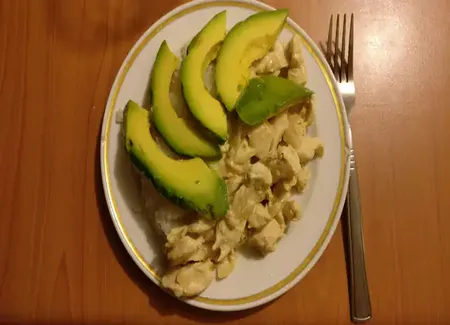 Poulet, amandes et avocat