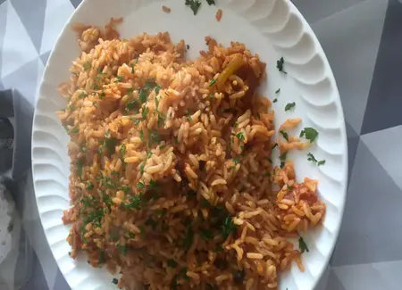Riz complet aux tomates et épices