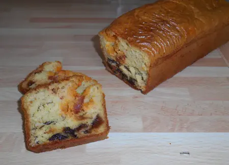 Cake au chorizo et aux pruneaux