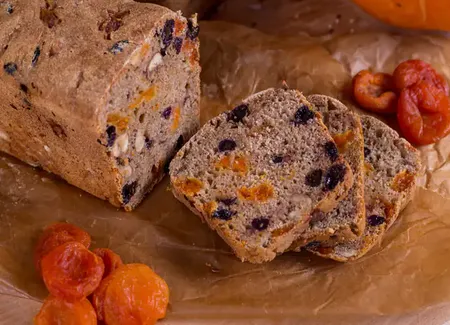Gâteau au potiron, aux raisins et aux écorces d'agrumes