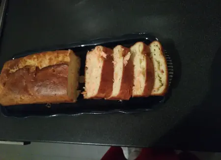 Cake au saumon et fromage ail et fines herbes