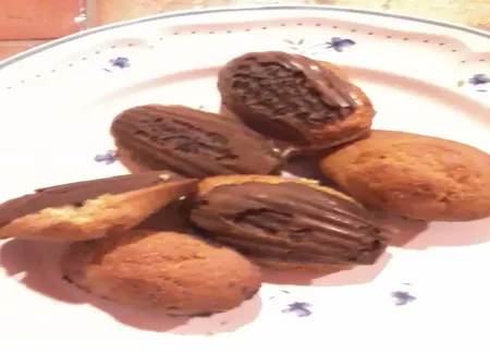 Madeleines à la farine de noisette et sa coque en chocolat