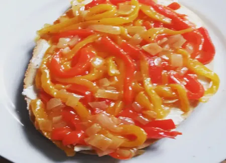 Bruschetta ricotta et confit de poivrons
