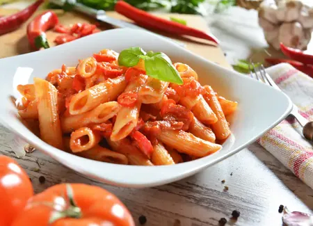 Sauce tomate rapide et parfumée pour pâtes et pizzas (et ses variantes)